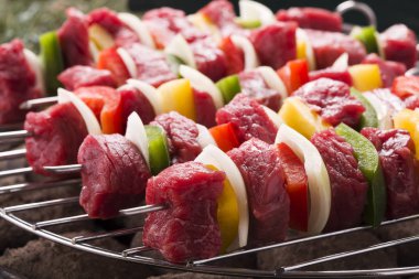 Ham sığır eti şiş ızgara için hazır