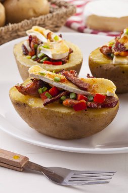 Peyniri ile servis pastırma, fırında patates dolması