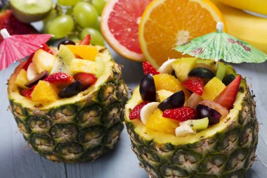 Taze meyve salatası kaseler taze ananas ile servis