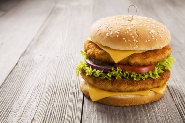 Tavuk burger peynir, marul, domates ve soğan ile