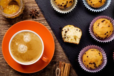 bir fincan kahve ile kek Çikolata taş bir tepsi ile hizmet