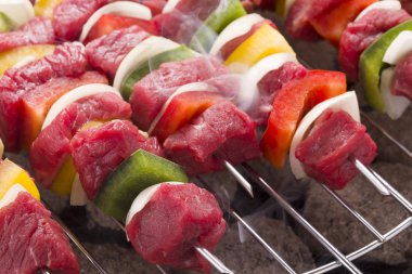 Ham sığır eti şiş ızgara için hazır