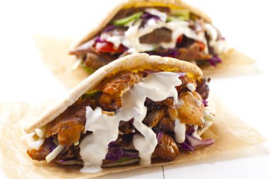Çörek sarımsak soslu Kebap