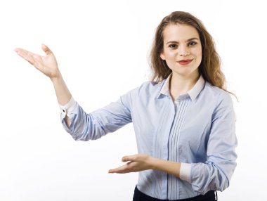 Genç kadın portresi mavi gömlek beyaz arka plan üzerinde poz giyinmiş