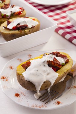 Fırında patates dereotu sos ile pastırma ile doldurulmuş