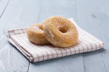 Mavi masada taze çörek