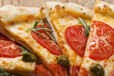 Pizza Vejetaryen taş siyah plaka üzerinde deneyin ile taze domates