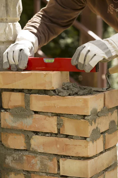 Leveling the masonry bricks — Stock Photo, Image