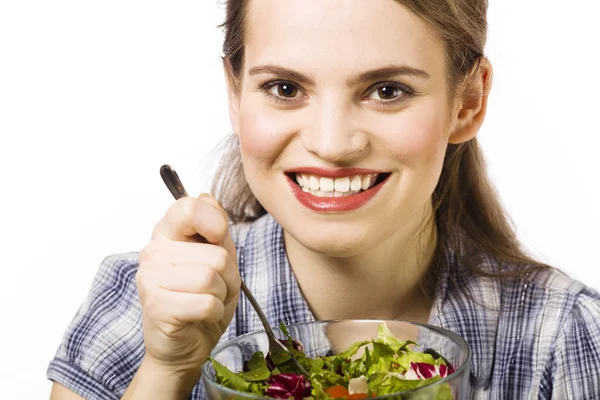 Mujer Joven Comiendo Ensalada Verduras Aislada Sobre Fondo Blanco —  Fotos de Stock