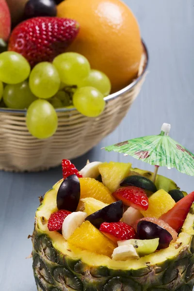 Ensalada de frutas frescas servida en tazones con piña fresca —  Fotos de Stock