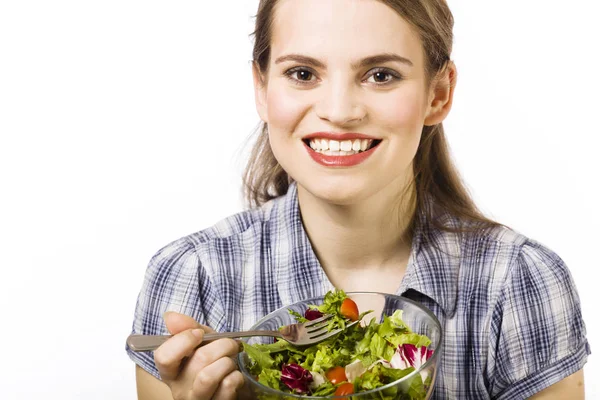 Junge Frau Isst Gemüsesalat Isoliert Auf Weißem Hintergrund — Stockfoto