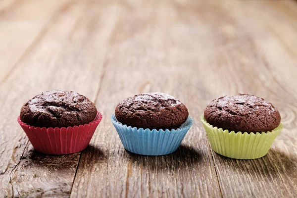 Muffins com chocolate em moldes coloridos — Fotografia de Stock