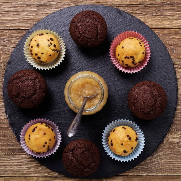 Muffins με μαρμελάδα σε ένα πέτρινο δίσκο — Φωτογραφία Αρχείου