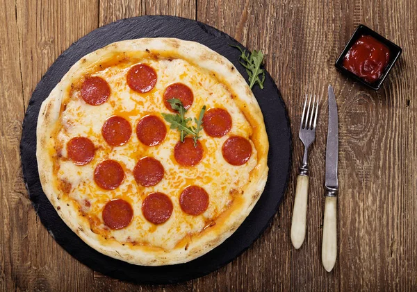 Pizza peperoni op stenen zwart proberen met rucola en mozzarella che — Stockfoto