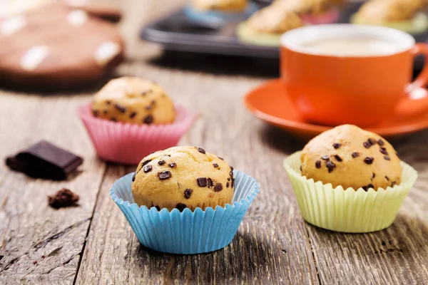 Muffiny s čokoládou v barevné plechovky s šálek — Stock fotografie