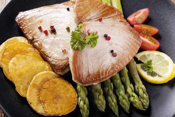 Gegrilde tonijnsteak geserveerd op asperges met geroosterde zmieniakami — Stockfoto