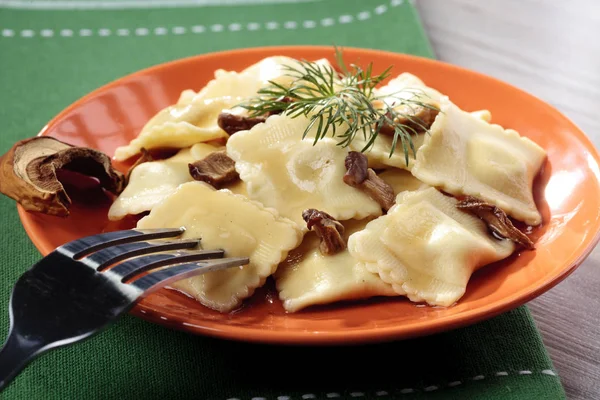 Část ravioli s houbami a zelím — Stock fotografie