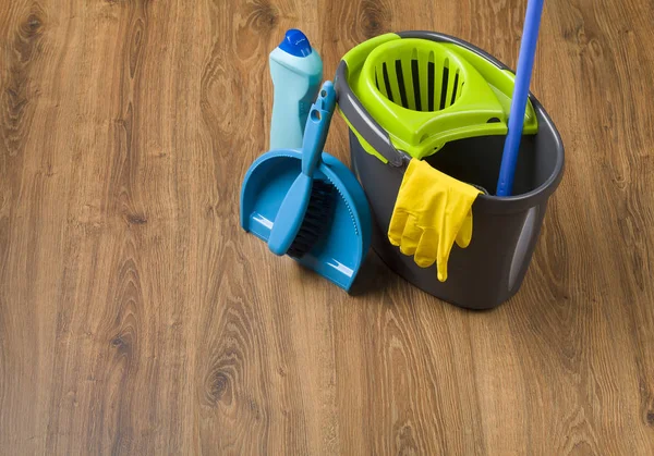 Καθαρισμός Έννοια Εργαλεία Στο Πάτωμα — Φωτογραφία Αρχείου