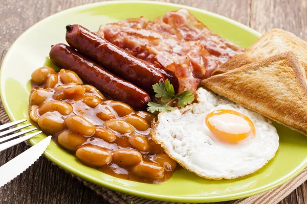 Café da manhã inglês completo com bacon, salsicha, ovo frito, bea assada — Fotografia de Stock