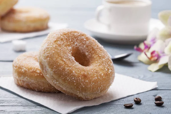 Frischer Donut serviert mit einer Tasse Kaffee — Stockfoto