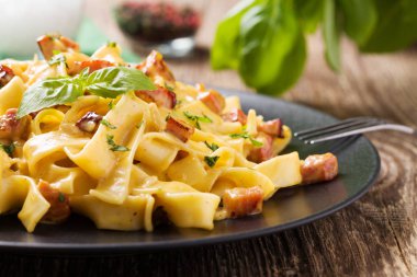 Makarna Carbonara sosis, fesleğen ve peynir ile