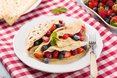 Ahududu, böğürtlen ve çilek ile lezzetli gözleme. İle pudra şekeri serpilir.