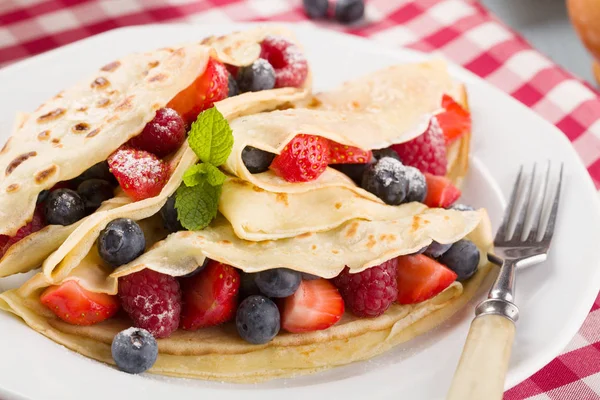 Delicious Pancakes Raspberries Blueberries Strawberries Sprinkled Powdered Sugar — Stock Photo, Image
