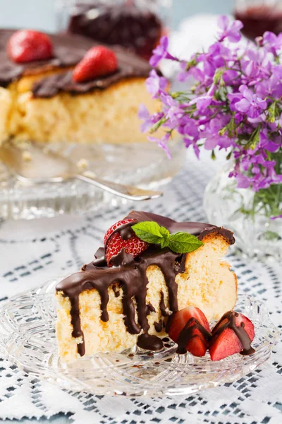 Tarta Queso Casera Con Fresas Empapadas Chocolate Servidas Con Alcohol — Foto de Stock