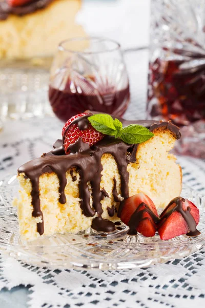 Torta Formaggio Fatta Casa Con Fragole Inzuppate Cioccolato Servita Con — Foto Stock