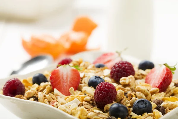 Ελαφρύ Νόστιμο Πρωινό Δημητριακά Και Φρούτα — Φωτογραφία Αρχείου