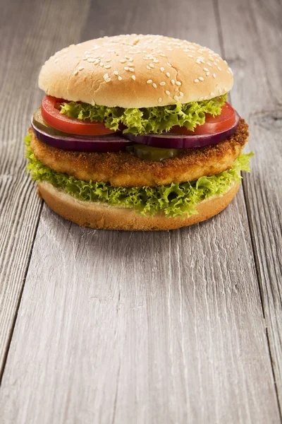 Hamburguesa Pollo Casera Con Lechuga Tomate Cebolla Sobre Tabla Madera —  Fotos de Stock