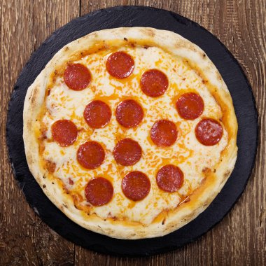 Pizza peperoni taş siyah deneyin roket ve mozzarella peyniri ile