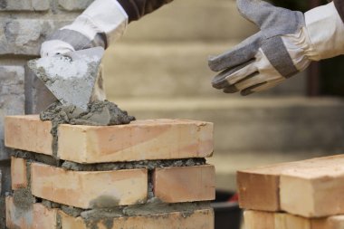 Örmek tuğla duvar arka plan üzerinde Kapat