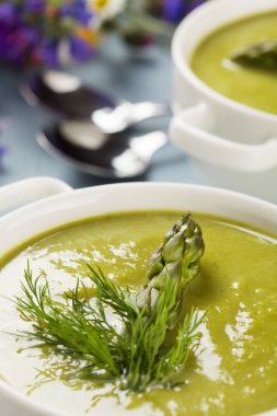 Kuşkonmaz ile lezzetli çorba, beyaz kaselerde servis edilir..