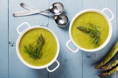 Kuşkonmaz ile lezzetli çorba, beyaz kaselerde servis edilir..