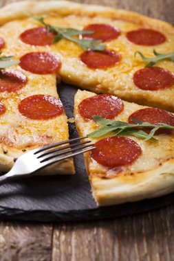 Pizza peperoni taş siyah deneyin roket ve mozzarella peyniri ile