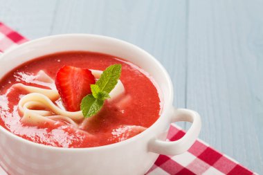 Ev yapımı çilekli çorba. Sıcak yaz günlerinde erişteyle servis edilir..