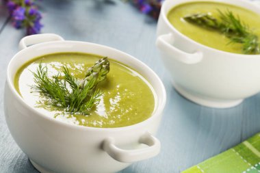 Kuşkonmaz ile lezzetli çorba, beyaz kaselerde servis edilir..