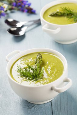 Kuşkonmaz ile lezzetli çorba, beyaz kaselerde servis edilir..