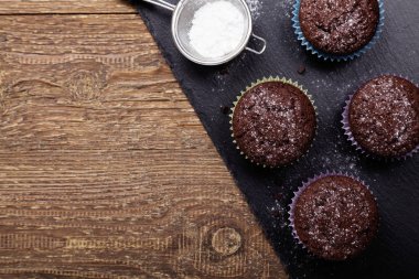 krema şeker bir taş tepsi ile çikolatalı kek 