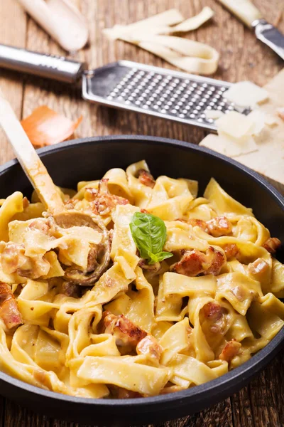 Makarna Carbonara Sosis Fesleğen Peynir Ile — Stok fotoğraf