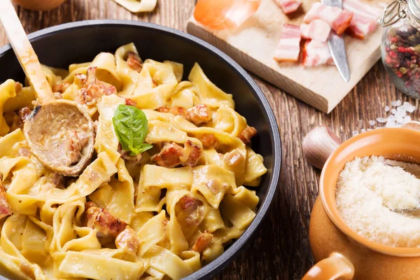 Makarna Carbonara Sosis Fesleğen Peynir Ile — Stok fotoğraf