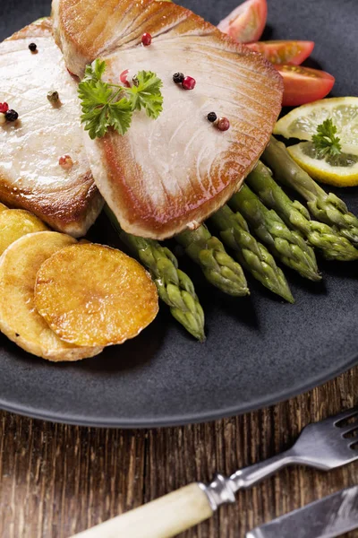 Gegrilde Tonijnsteak Geserveerd Asperges Met Gegrilde Zmieniakami Een Zwarte Plaat — Stockfoto