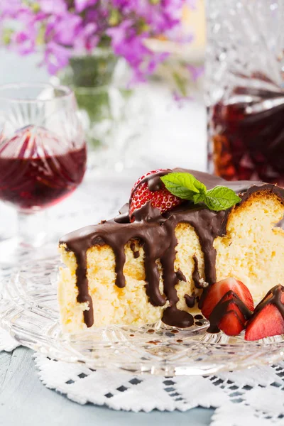 Torta Formaggio Fatta Casa Con Fragole Inzuppate Cioccolato Servita Con — Foto Stock