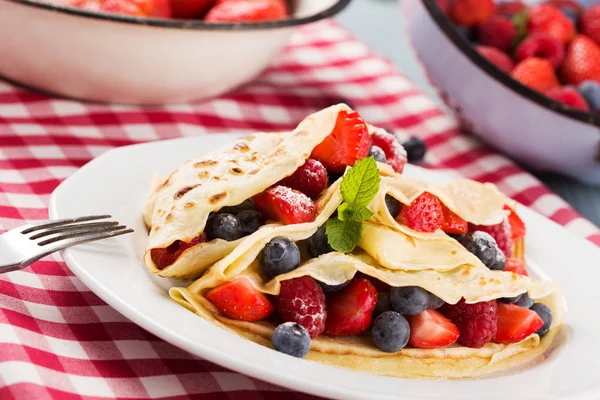 Delicious Pancakes Raspberries Blueberries Strawberries Sprinkled Powdered Sugar — Stock Photo, Image