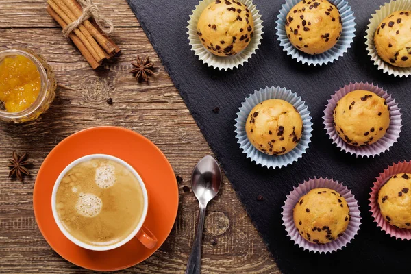 Muffins Com Chocolate Uma Bandeja Pedra Servida Com Uma Xícara — Fotografia de Stock