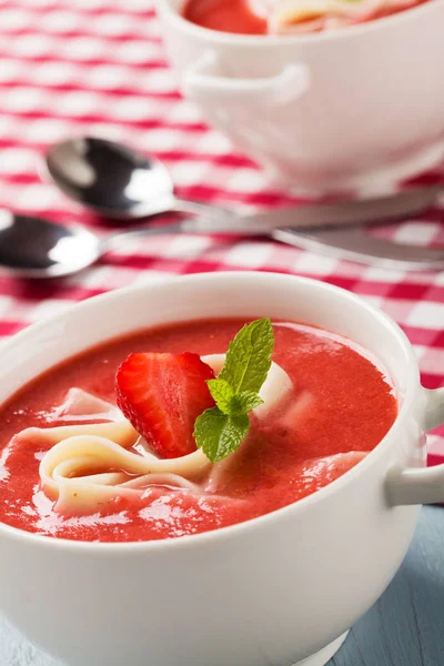 Home Made Soup Strawberries Served Noodles Hot Summer Days — Stock Photo, Image