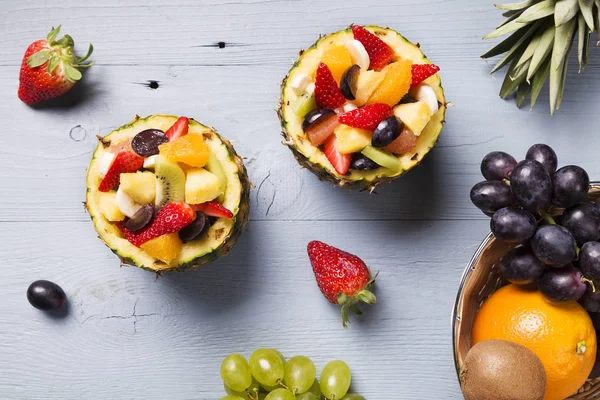 Ensalada Frutas Frescas Servida Tazones Con Piña Fresca —  Fotos de Stock