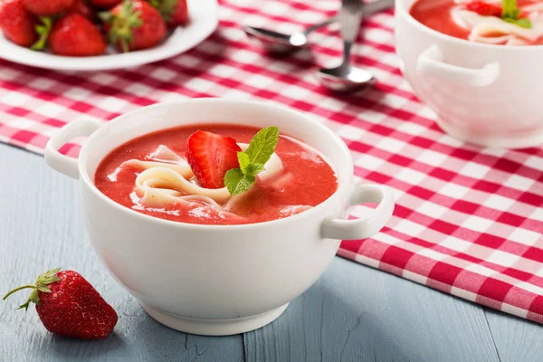 Σπιτική Σούπα Φράουλες Σερβίρεται Noodles Ζεστές Μέρες Του Καλοκαιριού — Φωτογραφία Αρχείου