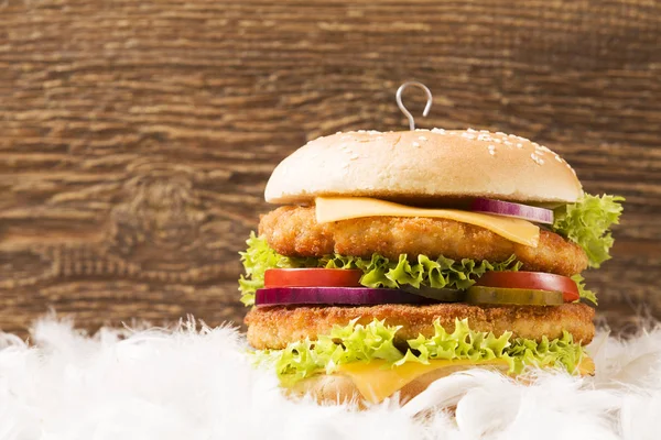 Zelfgemaakte Kip Hamburger Met Kaas Sla Tomaat Veren — Stockfoto